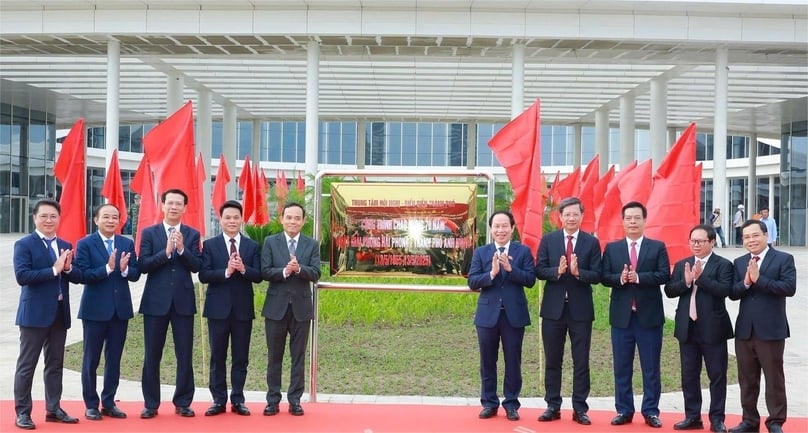 Tran Luu Quang, head of the Central Strategy and Policy Committee (fifth, left) and Hai Phong leaders at an event on May 11, 2025 to debut the city's Administrative-Political Center. Photo courtesy of Hai Phong newspaper.