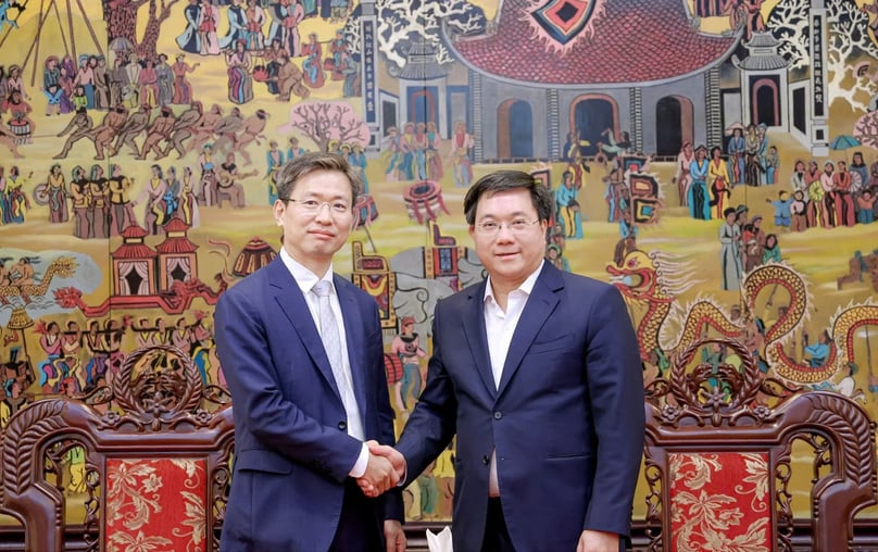 Chairman of the People's Committee of Vinh Phuc province Tran Duy Dong (right) receives Ho Joon Moon, partner in the Corporate and M&A Practice Group of Lee & Ko, South Korea on May 9, 2025. Photo courtesy of Vinh Phuc newspaper.