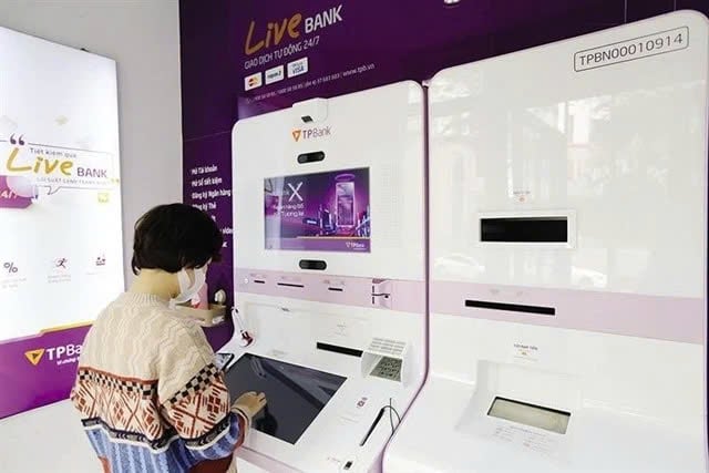 A customer uses digital banking services. Photo courtesy of vnbusiness.vn