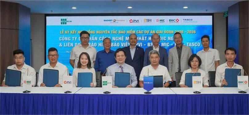 At the signing ceremony of a framework agreement between the Bao Viet-led insurance consortium and OIC New on May 13, 2025. Photo courtesy of Bao Viet Insurance.