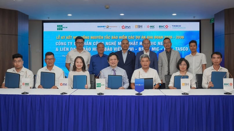 At the signing ceremony of the framework agreement between the Bao Viet-led insurance consortium and OIC New on May 13, 2025. Photo courtesy of Bao Viet Insurance.