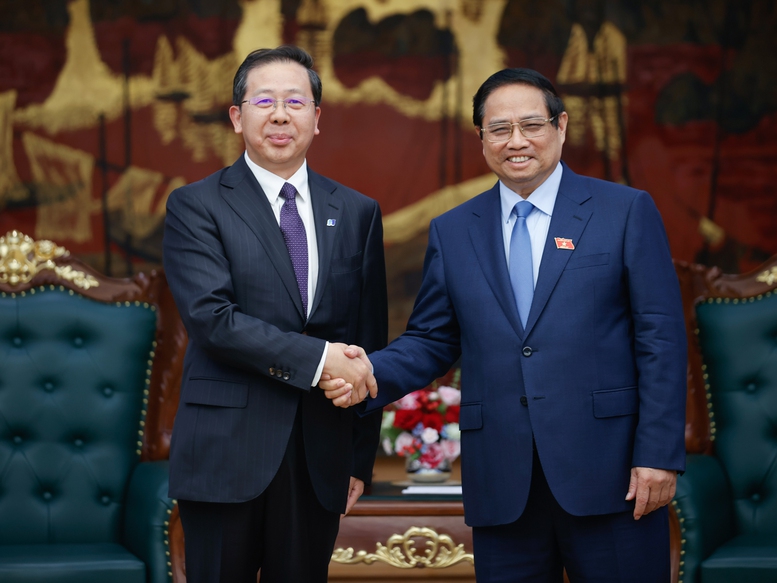 PM Pham Minh Chinh (right) receives Peng Gangping, chairman of China's Huadian Group, in Hanoi, May 14, 2025. Photo courtesy of the government's news portal.