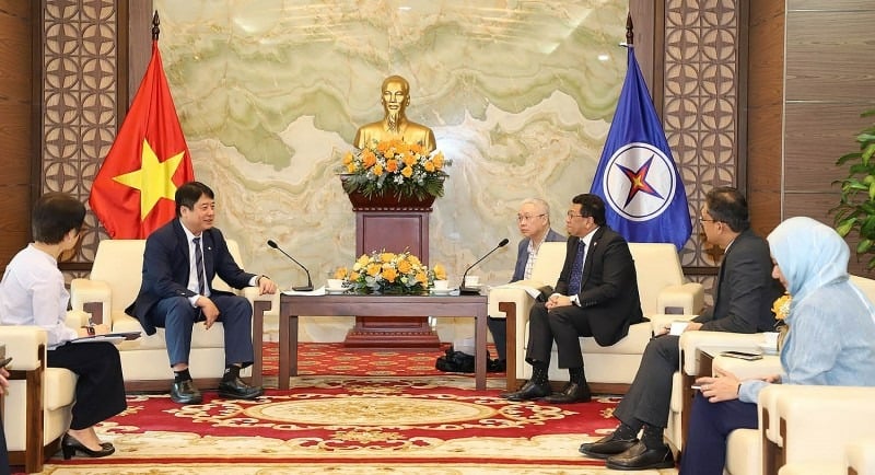 Nguyen Anh Tuan, general director of EVN, and Datuk Ir. Megat Jalaluddin Megat Hassan, president and CEO of TNB, at their meeting in Hanoi, May 14, 2025. Photo courtsy of EVN.