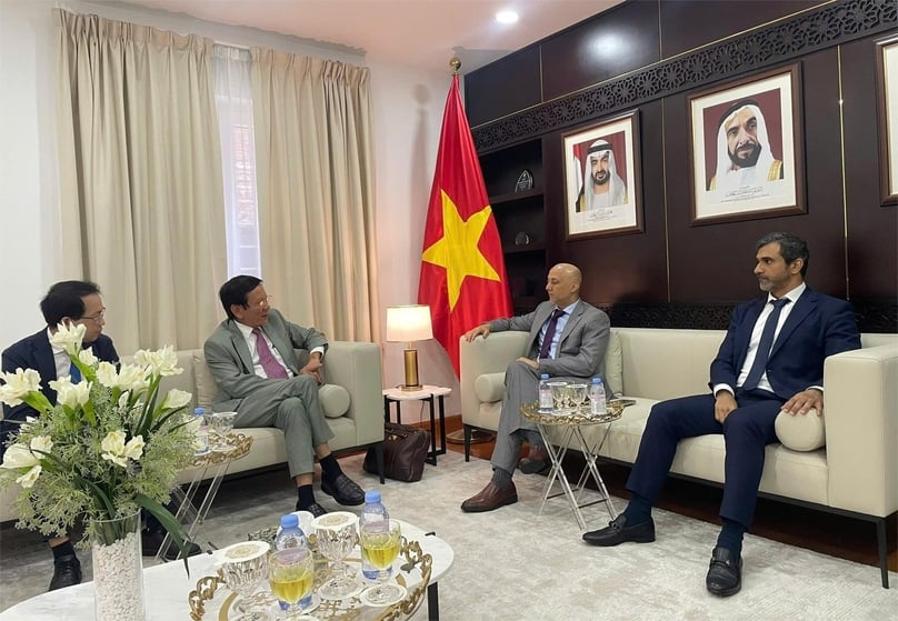 VAFIE chairman Dr. Nguyen Anh Tuan (second, left) meets with Ambassador of the UAE to Vietnam Dr. Bader Almatrooshi (second, right) in Hanoi, May 14, 2025. Phtoo courtesy of the embassy.