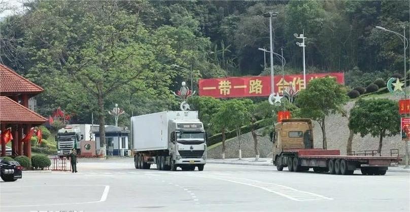 Trucks carry imported/exported goods at Huu Nghi border gate in Lang Son province, northern Vietnam. Photo courtesy of Vietnam News Agency.