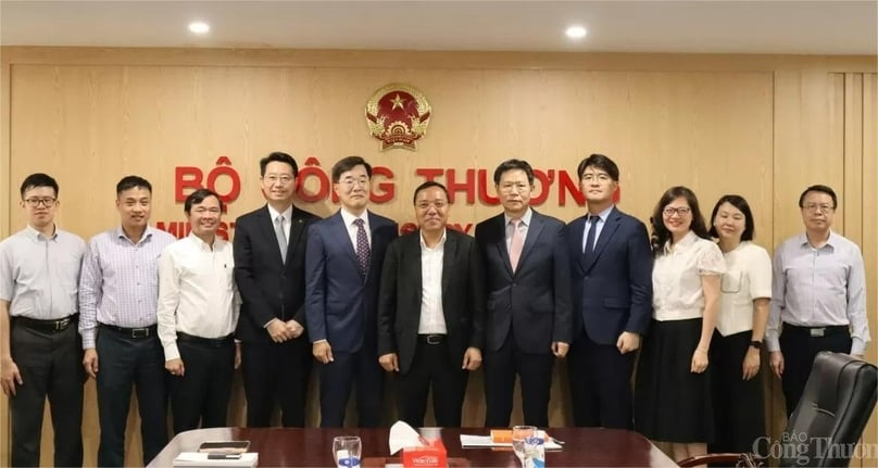Deputy Minister of Industry and Trade Nguyen Hoang Long (middle) and representatives of Hanwha Energy at their meeting on May 15, 2025. Photo courtesy of the ministry.