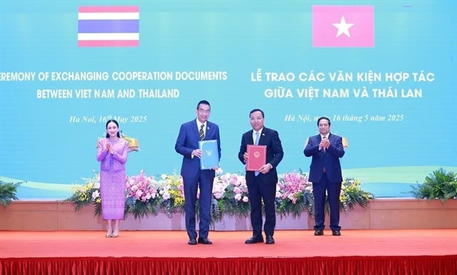 The two leaders witness the exchange of an MoU between Vietnam’s Ministry of Industry and Trade and Thailand’s Ministry of Commerce on cooperation in the fields of economy and trade. Photo courtesy of Vietnam News Agency.
