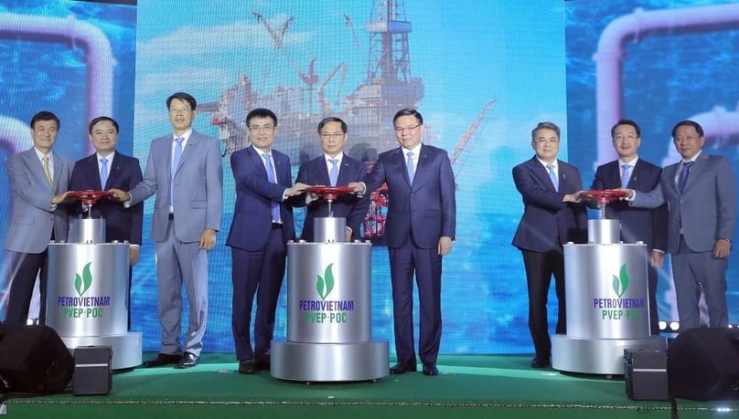 Deputy Prime Minister Bui Thanh Son (middle) and Petrovietnam leaders at a ceremony to welcome the first commercial oil flow from the Dai Hung field project phase 3, May 16, 2025. Photo courtesy of Petrovietnam.