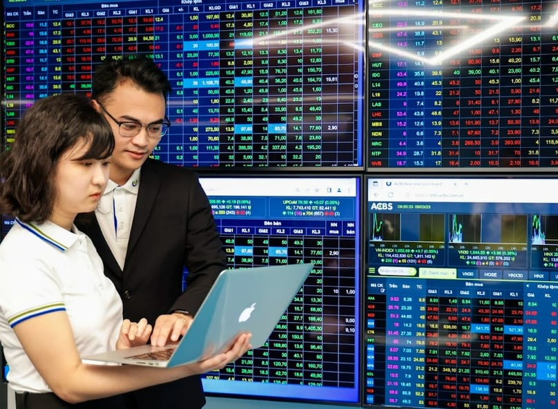 Vietnam's benchmark VN-Index fell 11.81 points, or 0.9%, to 1,301.39 points on May 16, 2025. Photo courtesy of VietnamFinance.
