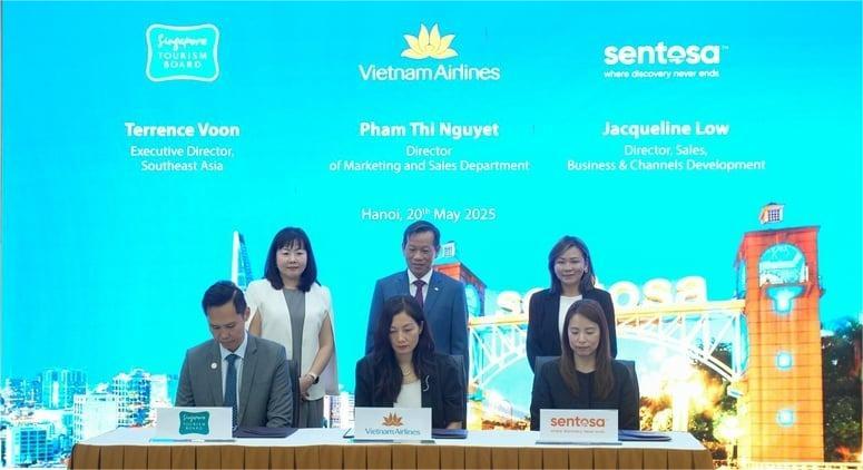 Singapore Tourism Board (STB), Vietnam Airlines, and Sentosa Development Corporation (SDC) signs on a strategic partnership in Hanoi on May 20, 2025. Photo courtesy of Singapore Tourism Board.