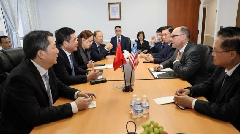 Vietnam's Minister of Industry and Trade Nguyen Hong Dien (second, left) meets with Excelerate Energy representatives, May 20, 2025. Photo courtesy of the ministry (MoIT).