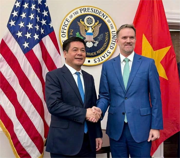 Nguyen Hong Dien, Minister of Industry and Trade and head of Vietnam's Government Negotiation Delegation, works with U.S. Trade Representative (USTR) Jamieson Greer on the third day of the second round, Washington D.C., May 22, 2025. Photo courtesy of the MoIT.