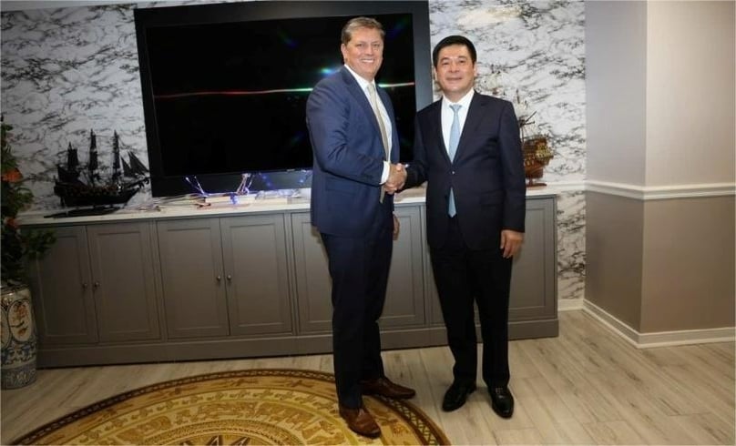 Minister of Industry and Trade Nguyen Hong Dien (right) meets with SpaceX's senior vice president for global business and government affairs Tim Hughes, May 20, 2025. Photo courtesy of the MoIT.