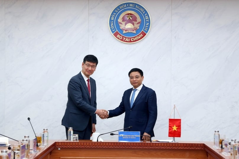 Finance Minister Nguyen Van Thang (right) meets with Samsung Vietnam CEO Na Ki-hong in Hanoi on May 20, 2025. Photo courtesy of Thoi bao Tai chinh Vietnam (Vietnam Financial Times).