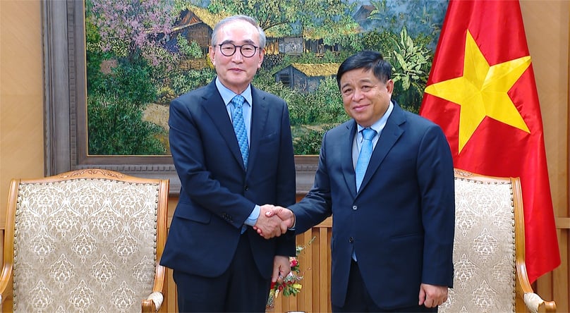 Deputy Prime Minister Nguyen Chi Dung receives Young Shub Kim, CEO of KT, in Hanoi, May 26, 2025. Photo courtesy of the government's news portal.