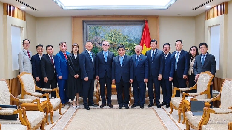 Deputy Prime Minister Nguyen Chi Dung and representatives of KT, Hanoi, May 26, 2025. Photo courtesy of the government's news portal.