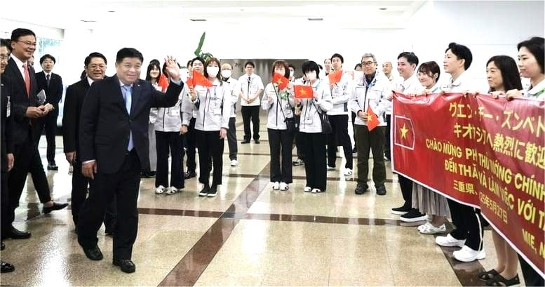 Vietnam's Deputy Prime Minister Nguyen Chi Dung visits Kioxia Corporation in Japan on May 27, 2025. Photo courtesy of the government's news portal.