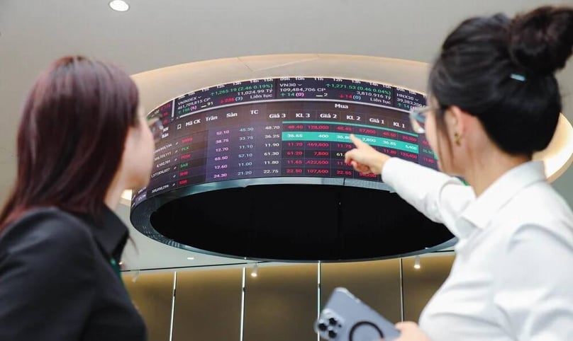 VN-Index gained 18 points on May 26, 2025 to close at 1,332, with liquidity exceeding VND23 trillion ($887.6 million). Photo by The Investor/My Ha.
