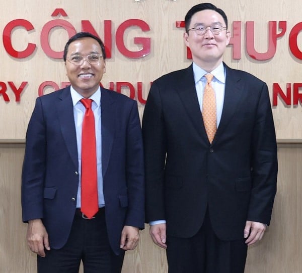 LS Cable & System CEO Koo Bon-kyu (right) and Deputy Minister of Trade and Industry Nguyen Hoang Long pose during their meeting in Hanoi on May 23, 2025. Photo courtesy of LS Eco Energy.