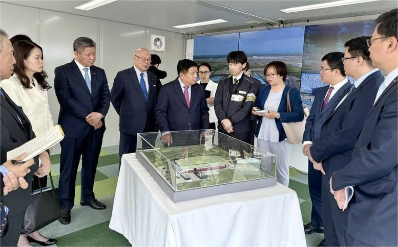 Vietnam’s Deputy Prime Minister Nguyen Chi Dung visits a factory of Japan's semiconductor manufacturer Rapidus. Photo courtesy of the Vietnamese government's news portal.