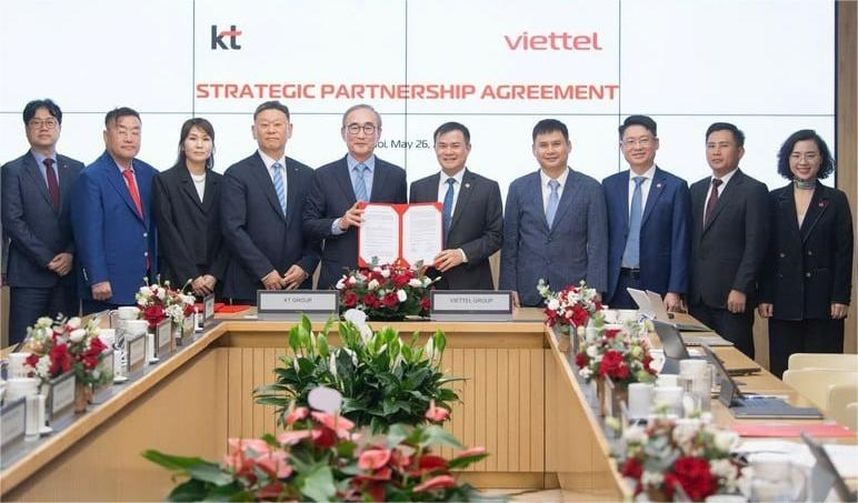 At the signing ceremony of a strategic partnership agreement between Vietnam's Viettel and South Korea's KT in Hanoi, May 26, 2025. Photo courtesy of the Vietnamese government's news portal.
