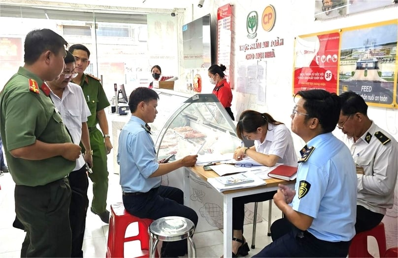 Concerned authorities check a C.P. shop in Soc Trang province, southern Vietnam. Photo courtesy of Dan Tri (Intellect) newspaper.