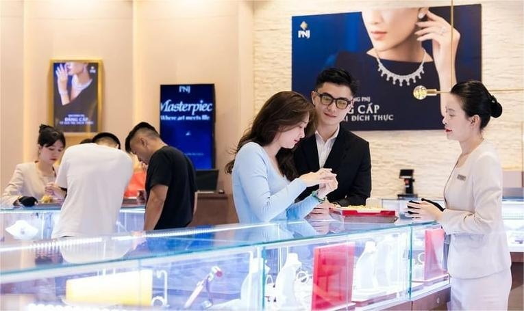 Customers at the counter of a PNJ store. Photo courtesy of the firm.