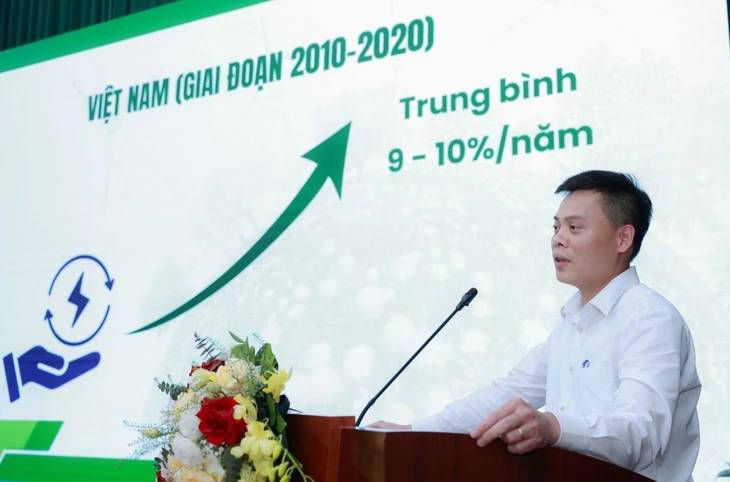 Associate professor Dr. Dang Tran Tho, director of the Institute of Energy Technology at Hanoi University of Science and Technology, speaks at the “Energy Transition Solutions Toward Net Zero” seminar held on May 31, 2025 in Hanoi, Photo courtesy of Lao Dong (Labor) newspaper.