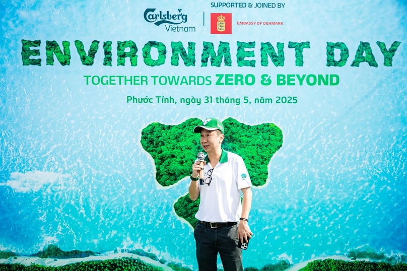 Andrew Khan shares Carlsberg Vietnam’s vision for sustainable brewing and environmental responsibility at the opening of the clean-up. Photo courtesy of the company.