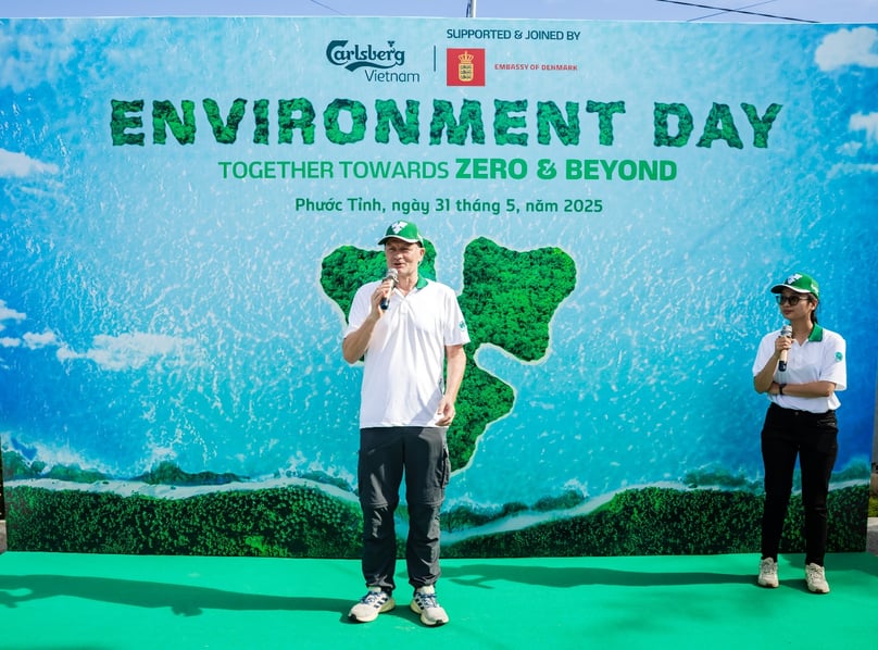 Danish Ambassador, Nicolai Prytz, joins the Carlsberg Vietnam team at the clean-up. Photo courtesy of the company.