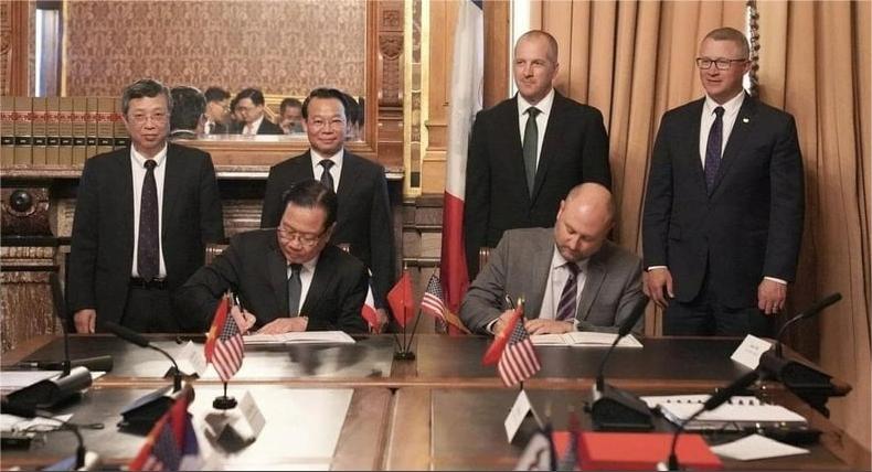 The leaders of the Vietnamese Ministry of Agriculture and Environment and the Iowa Department of Agriculture witness the signing of some MoUs on June 2, 2025. Photo courtesy of the Vietnamese ministry.