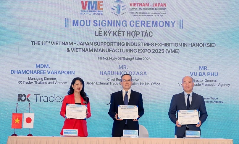 Representatives of RX Tradex Vietnam, JETRO Hanoi, and VIETRADE under the Ministry of Industry and Trade sign a cooperation agreement to organize the 17th Vietnam Manufacturing Expo (VME) and 11th Vietnam-Japan Supporting Industries Exhibition (SIE), June 3, 2025. Photo courtesy of RX Tradex Vietnam.