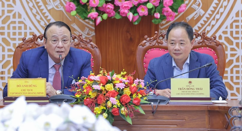 Do Anh Dung (left), chairman of property developer Tan Hoang Minh, and Chairman of Lam Dong province Tran Hong Thai at their working session on June 23, 2025. Photo courtesy of Lam Dong newspaper.