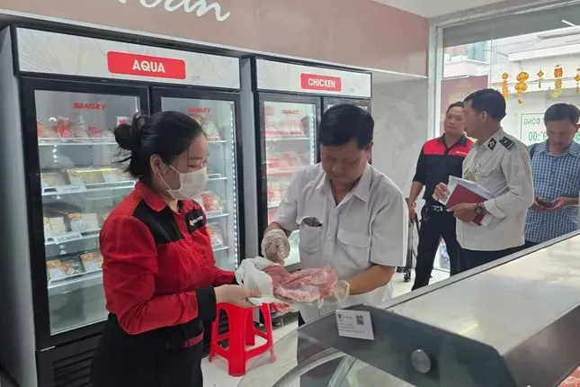 Authorities inspect a C.P. Vietnam Fresh Shop. Photo courtesy of Tien Phong (Vanguard) newspaper.