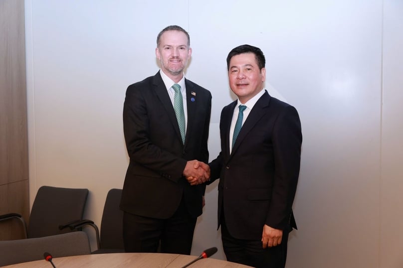 Vietnam's Minister of Industry and Trade Nguyen Hong Dien (right) and U.S. Trade Representative Jamieson Greer at the negotiation session in Paris on June 4, 2025. Photo courtesy of Vietnam's Ministry of Industry and Trade.