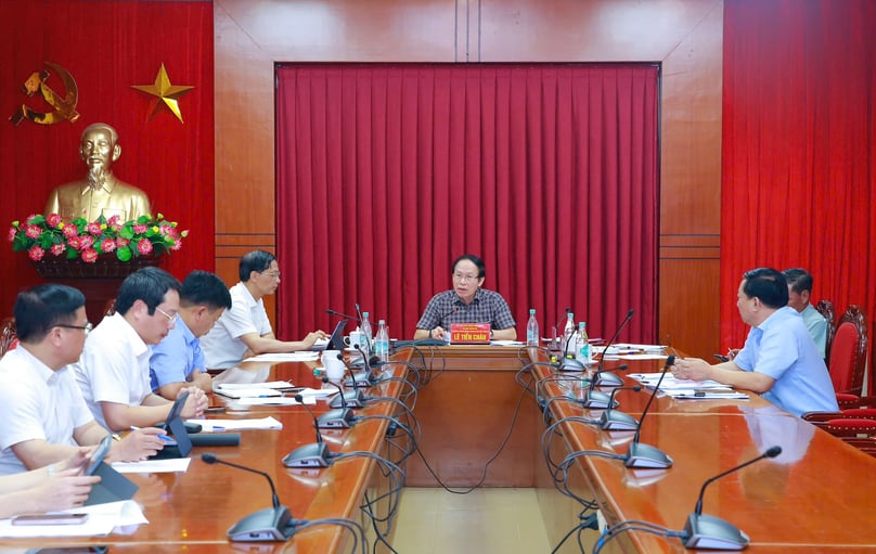 A meeting of Hai Phong's leaders on two industrial park projects on June 2, 2025. Photo courtesy of Hai Phong's news portal.
