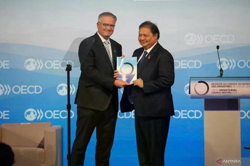Coordinating Minister for Economic Affairs Airlangga Hartarto (right) meets OECD Secretary-General Matthias Cormann. Photo courtesy of Antara.