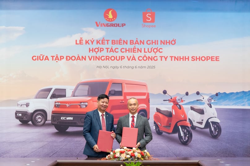 Le Khac Hiep, vice chairman of Vingroup (left) and Tran Tuan Anh, executive director of Shopee Vietnam at an MoU signing ceremony in Hanoi on June 6, 2025. Photo courtesy of Vingroup.