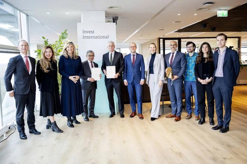 The Indonesian Ambassador to the Netherlands Mayerfas with Hans Docter, CEO and officers of the Netherlands' Invest International. Photo courtesy of VNA.