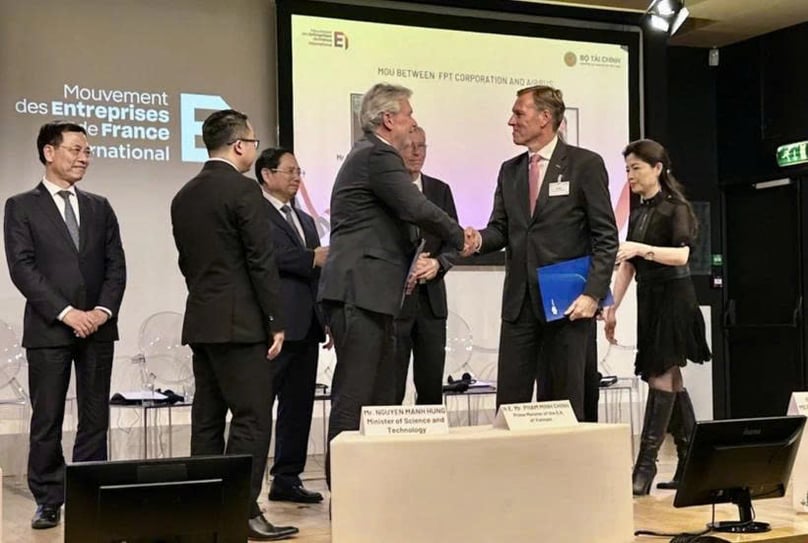 Leaders of FPT and Airbus exchange their Master Service Agreement. Photo courtesy of VNA.