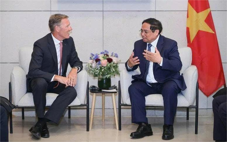 Vietnamese Prime Minister Pham Minh Chinh (right) receives Wouter van Wersch, executive vice president international of Airbus, in Paris on June 11, 2025. Photo courtesy of the Vietnamese government's news portal.