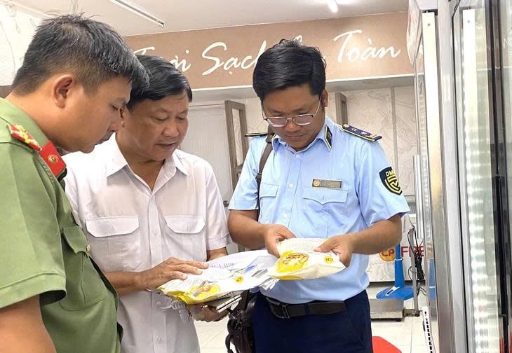 An inter-agency task force inspects a Fresh Shop store in My Xuyen district, Soc Trang province, southern Vietnam. Photo courtesy of Tuoi tre (Youth) newspaper.