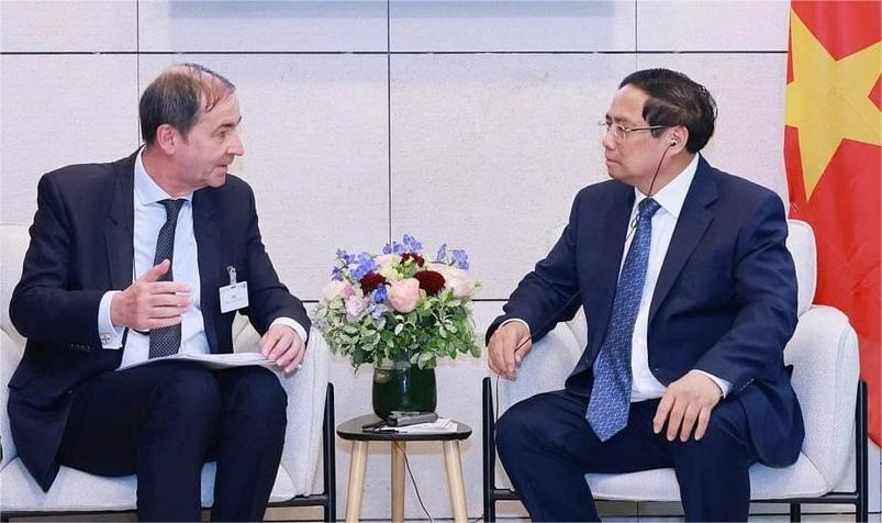 Prime Minister Pham Minh Chinh (right) receives Bernard Fontana, chairman and CEO of EDF, in Paris on June 11, 2025. Photo courtesy of the Vietnamese government's news portal.