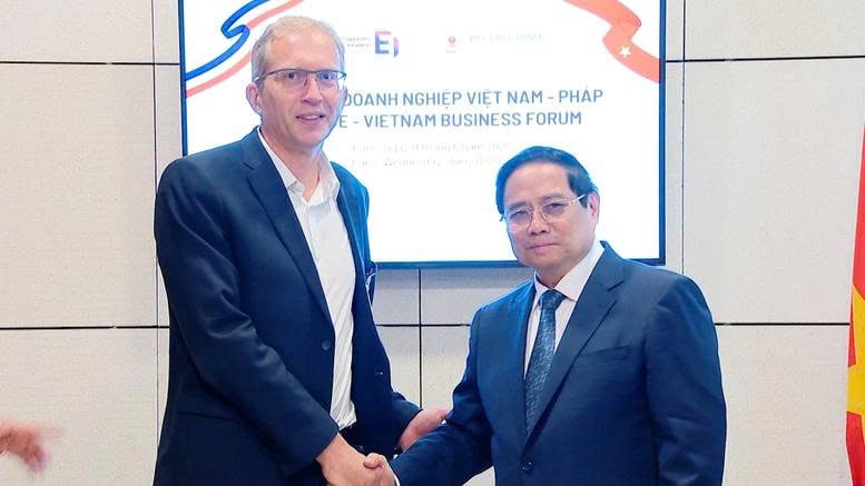 Prime Minister Pham Minh Chinh (right) receives Henri Poupart-Lafarge, CEO of Alstom Group in Paris on June 11, 2025. Photo courtesy of the Vietnamese government's news portal.