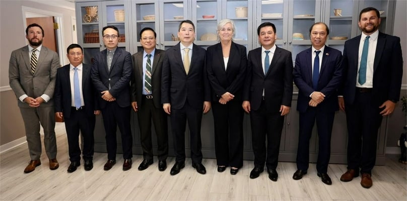 Minister of Industry and Trade Nguyen Hong Dien (right, third)) meets with representatives of Nike in the U.S., June 11, 2025. Photo courtesy of the Ministry of Industry and Trade.