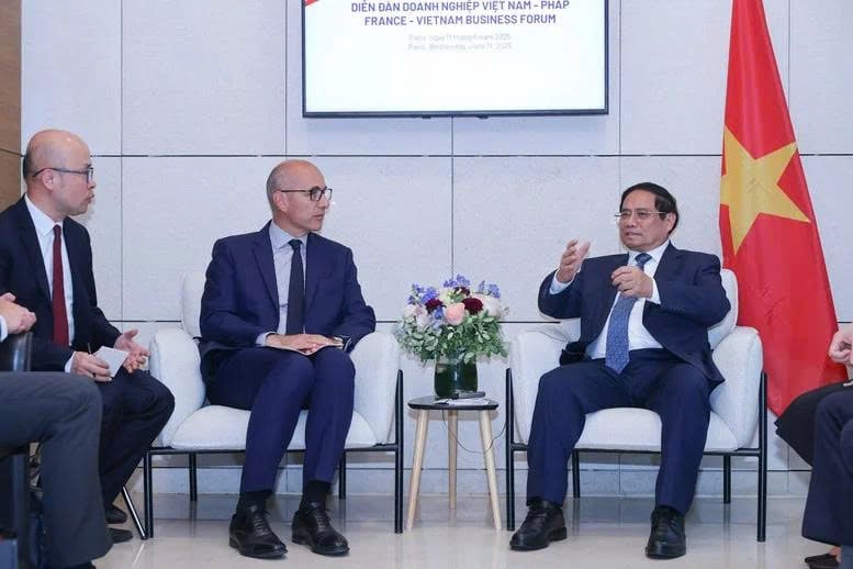 Prime Minister Pham Minh Chinh (R) receives Philippe Bardol, senior vice president for Asia Pacific, International & Public Affairs at Safran in Paris, June 11, 2025. Photo courtesy of the Vietnamese government's news portal.