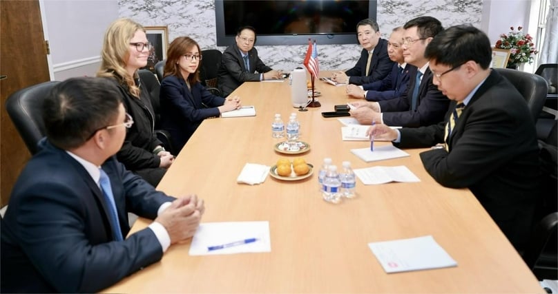 Minister of Industry and Trade Nguyen Hong Dien (right) meets with representatives of Walmart in the U.S., June 11, 2025. Photo courtesy of the Ministry of Industry and Trade.