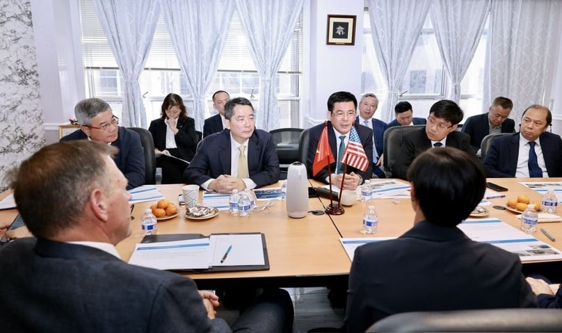 Minister of Industry and Trade Nguyen Hong Dien (middle, in blue tie) meets with Exxon Mobil's executives in the U.S. on June 10, 2025. Photo courtesy of the ministry.