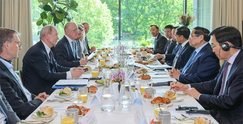 Prime Minister Pham Minh Chinh at a meeting with some Swidish corporate leaders in Sweden on June 12, 2025. Photo courtesy of the Vietnamees government's news portal.