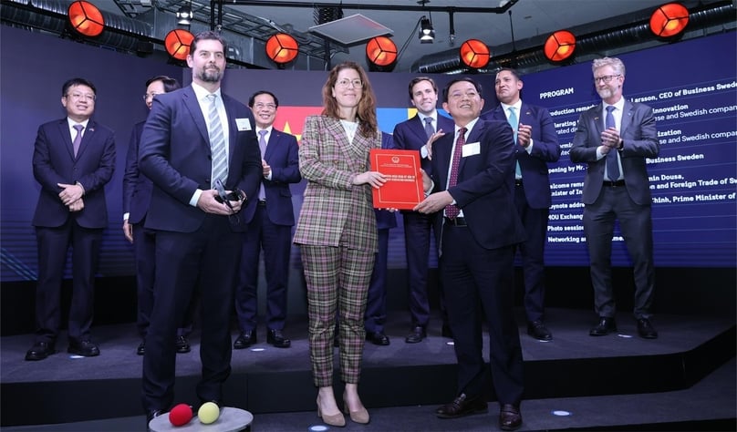 Syre receives an investment registration certificate for its $1 billion polyester fabric recycling complex project in Binh Dinh province, south-central Vietnam, June 12, 2025. Photo courtesy of the Vietnamese government's news portal.